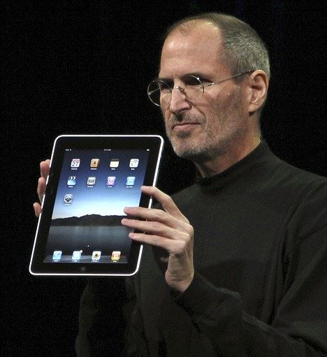 Apple CEO Steve Jobs holds the new » iPad» during the launch of Apple’s new tablet computing device in San Francisco