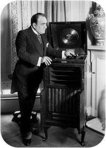 Enrico-Caruso-with-phonograph