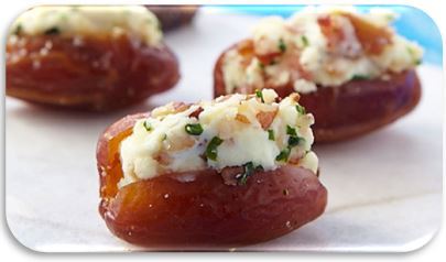 Datiles-rellenos-de-queso-de-cabra-y-cebollin